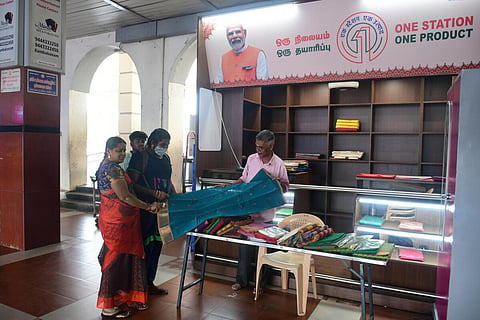 ‘ஒரு நிலையம் ஒரு தயாரிப்பு’ திட்டத்தின்கீழ் 483 ரயில் நிலையங்களில் விற்பனை அரங்குகள் - தெற்கு ரயில்வே அதிகாரிகள் தகவல்