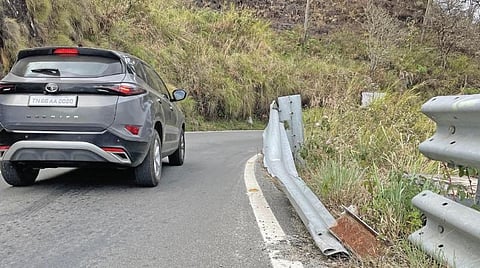 கொடைக்கானல் மலைச் சாலையில் குவி கண்ணாடி, தடுப்பு வேலிகள் சேதம்: சுற்றுலா பயணிகள் அச்சம்