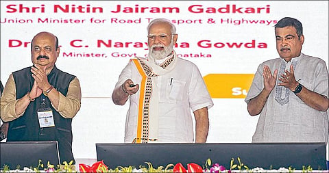 கர்நாடக மாநிலம் மண்டியா மாவட்டத்தில் பெங்களூரு-மைசூரு விரைவுச் சாலையை பிரதமர் மோடி நேற்று தொடங்கி வைத்தார். மத்திய அமைச்சர் நிதின் கட்கரி, கர்நாடக முதல்வர் பசவராஜ் பொம்மை ஆகியோர் உடன் உள்ளனர். படம்: பிடிஐ