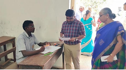 விருதுநகரில் பிளஸ் 2 மாணவர்களுக்கான பொதுத்தேர்வு நடைபெறும் மையத்தை மாவட்ட ஆட்சியர் ஜெயசீலன், மாவட்ட முதன்மை கல்வி அலுவலர் ஞானகௌரி ஆகியோர் நேரில் ஆய்வு செய்த காட்சி