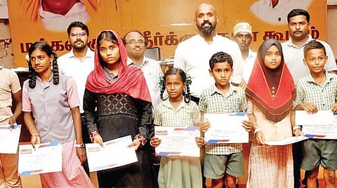 ‘இந்து தமிழ் திசை’ - வாக்கரூ இணைந்து நடத்திய போட்டிகளில் வென்ற மாணவர்களுக்கு ராமநாதபுரம் ஆட்சியர் பரிசளிப்பு