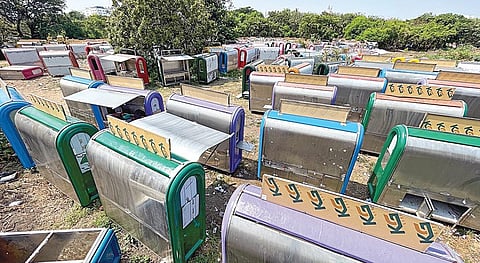 மெரினா கடற்கரையில் உள்ள சிறு வியாபாரிகளுக்கு வழங்குவதற்காக கொள்முதல் செய்யப்பட்டு, தற்போது மயிலாப்பூர் மாநகராட்சி மயானப் பகுதியில் கவனிப்பாரற்றுக் கிடக்கும் ஸ்மார்ட் கடைகள். படம்: பு.க.பிரவீன்