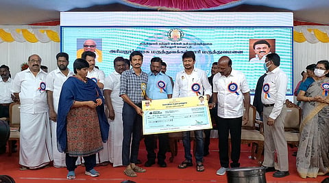 அரியலூர் அரசு மருத்துவக் கல்லூரி மருத்துவமனையில் நடைபெற்ற நிகழ்ச்சியில் பயனாளி ஒருவருக்கு நலத்திட்ட உதவியினை வழங்குகிறார் அமைச்சர் உதயநிதி ஸ்டாலின்