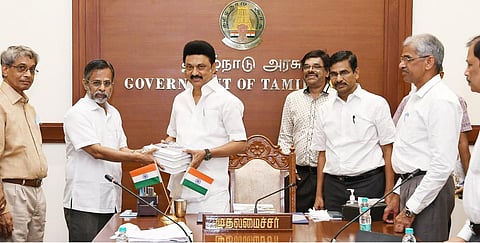 அறிக்கையை முதல்வரிடம் அளித்த திருப்புகழ் குழு