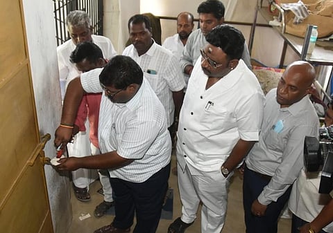 விழுப்புரம் அருகே குண்டலப்புலியூர் கிராமத்தில் செயல்பட்டுவந்த அன்பு ஜோதி ஆசிரமத்தின் 2 அறைகள் ஆட்சியர் பழனி, தேசிய குழந்தைகள் நல ஆணைய உறுப்பினர் டாக்டர். ஆனந்த் முன்னிலையில் விக்கிரவாண்டி வட்டாட்சியர் ஆதிசக்தி சிவக்குமரி மன்னன் சீல் வைத்தார்.