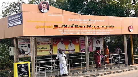 திருச்சி ஜி கார்னர் ரஞ்சிதபுரம் பகுதியில் அமைக்கப்பட்டுள்ள பயணிகள் நிழற்குடை.படம்: ஜி.ஞானவேல்முருகன்