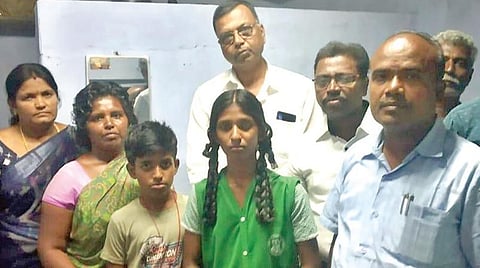 மாணவியின் வீட்டுக்கு மின் வசதி செய்து கொடுத்த அதிகாரிகள்.