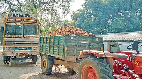 ஸ்ரீவில்லி. அருகே அனுமதியின்றி மண் அள்ளியதாக 10 பேர் கைது