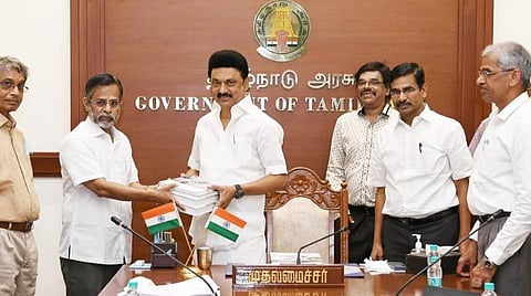 சென்னை வெள்ள அபாய குறைப்புக்கான ஆலோசனை குழுவின் இறுதி அறிக்கை: முதல்வர் மு.க.ஸ்டாலினிடம் திருப்புகழ் வழங்கினார்