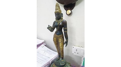 அரியூர் காவல் துறையினரால் பறிமுதல் செய்யப்பட்ட ஐம் பொன்னால் ஆன அம்மன் சிலை.