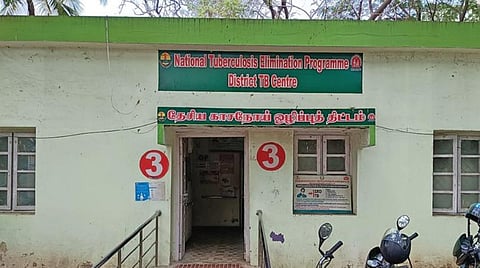 ராமநாதபுரம் | பழைய கட்டிடத்தில் செயல்படும் மாவட்ட காசநோய் மையம்: இடவசதியின்றி நோயாளிகள், பணியாளர்கள் சிரமம்