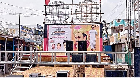 திருப்போரூர் | கண்ணகப்பட்டு - இள்ளலூர் சாலையை மறித்து திமுக பொதுக்கூட்ட மேடை: பொதுமக்கள், வியாபாரிகள் அதிருப்தி