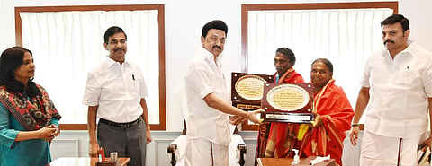 ஆஸ்கர் விருது பெற்ற ‘ தி எலிஃபன்ட் விஸ்பரர்ஸ்’ ஆவணப்படத்தில் இடம் பெற்ற பொம்மன், பெள்ளி தம்பதியை பாராட்டிய முதல்வர் மு.க.ஸ்டாலின் தலா ரூ.1 லட்சம் வழங்கினார். உடன் வனத்துறை அமைச்சர் மா.மதிவேந்தன், தலைமைச் செயலர் வெ.இறையன்பு, வனத்துறை செயலர் சுப்ரியா சாஹூ ஆகியோர்.