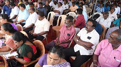 அரசு அதிகாரிகள்