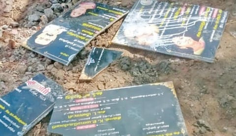 அதிமுக பிரமுகர் செல்வராஜ் சேதப்படுத்திய கல்வெட்டு.
