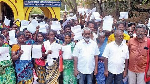 ராமநாதபுரம் | பழங்குடியின சாதி சான்றிதழ் வழங்கக்கோரி கோட்டாட்சியரிடம் குருவிக்கார இன மக்கள் மனு