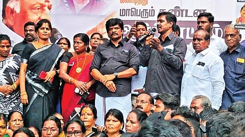 ஓ.பன்னீர்செல்வம் தரப்பு வட சென்னை வடக்கு (மே) மாவட்டம் சார்பில் பழனிசாமியை கண்டித்து சென்னை வில்லிவாக்கம் பேருந்து நிறுத்தம் அருகே நேற்று ஆர்ப்பாட்டம் நடைபெற்றது. இதில் ஏராளமானோர் பங்கேற்றனர். படம்: ம.பிரபு