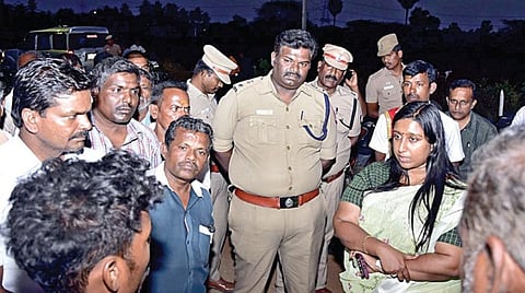 நாமக்கல் மாவட்டம் பரமத்திவேலூர் அருகே வி.புதுப்பாளையத்தில் உள்ள வெல்ல உற்பத்தி ஆலையில் பணிபுரியும் தொழிலாளர்களின் பாதுகாப்பு குறித்து ஆட்சியர் ஸ்ரேயா சிங், கேட்டறிந்தார். உடன் எஸ்.பி. கலைச்செல்வன் உள்ளிட்டோர்.