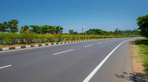 மாமல்லபுரம் - குமரி கிழக்கு கடற்கரை சாலை ரூ.24,435 கோடியில் 4 வழிப்பாதையாக விரிவாக்கம்: மத்திய அமைச்சர் பதில்