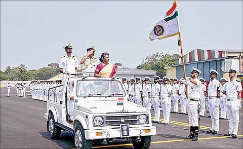 கேரள மாநிலத்தின் கொச்சி நகருக்கு நேற்று சென்ற குடியரசுத் தலைவர் திரவுபதி முர்மு, அங்குள்ள ஐஎன்எஸ் துரோணாச்சார்யா கடற்படை பயிற்சி மையத்துக்கு குடியரசுத் தலைவரின் கொடியை வழங்கினார். அப்போது வீரர்களின் அணிவகுப்பு மரியாதையை அவர் ஏற்றுக் கொண்டார்.படம்: பிடிஐ.