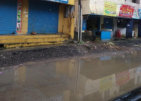 மழை காரணமாக சாலையில் தேங்கி உள்ள தண்ணீர்