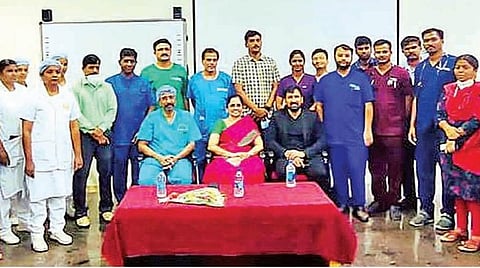 அறுவை சிகிச்சையின்றி இதய ஓட்டைக்கு சிகிச்சை அளித்த மருத்துவ குழுவினருடன் கோவை அரசு மருத்துவமனையின் டீன் நிர்மலா.