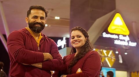 பெங்களூருவில் சமோசா விற்று தினமும் ரூ.12 லட்சம் சம்பாதிக்கும் தம்பதி