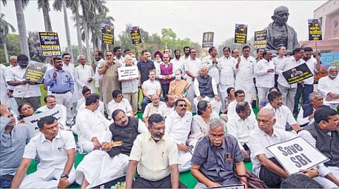 அதானி குழுமத்தின் முறைகேடு தொடர்பாக நாடாளுமன்ற கூட்டுக்குழு விசாரணை நடத்தக் கோரி, நாடாளுமன்ற வளாகத்தில் காங்கிரஸ் தலைவர் மல்லிகார்ஜுன கார்கே, முன்னாள் தலைவர்கள் சோனியா காந்தி, ராகுல் காந்தி மற்றும் எதிர்க்கட்சி தலைவர்கள் நேற்று போராட்டம் நடத்தினர்.படம்: பிடிஐ