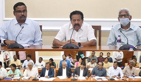 சென்னையில் நடந்த பல்கலை. துணைவேந்தர்கள் ஆலோசனைக் கூட்டத்தில் பேசும் அமைச்சர் பொன்முடி