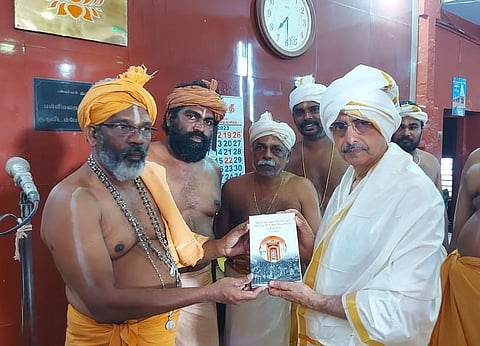 கன்னியாகுமரி மாவட்டம் சாமித்தோப்பு அய்யா வைகுண்டர் தலைமைப்பதிக்கு வந்த ஆளுநர் ஆர்.என்.ரவிக்கு, பாரம்பரிய முறைப்படி தலைப்பாகை அணிவித்து திருநாமம் இட்டு அய்யா வைகுண்டசாமி அருளிய அகிலத்திரட்டு புத்தகம் வழங்கப்பட்டது.
