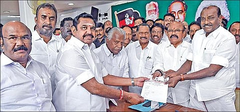 அதிமுக பொதுச் செயலாளர் தேர்தலுக்கான வேட்புமனு தாக்கல் சென்னையில் உள்ள கட்சி தலைமை அலுவலகத்தில் நேற்று தொடங்கியது. கட்சியின் தேர்தல் ஆணையர்களாக நியமிக்கப்பட்டுள்ள நத்தம் விஸ்வநாதன், பொள்ளாச்சி ஜெயராமன் ஆகியோரிடம் வேட்புமனுவை பழனிசாமி தாக்கல் செய்தார். உடன் நிர்வாகிகள். படம்: ம.பிரபு
