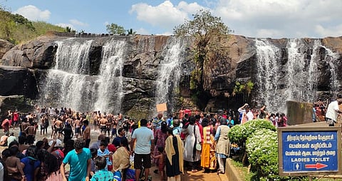 குமரி மாவட்டத்தில் ஞாயிற்றுக் கிழமையான இன்று அதிக அளவில் சுற்றுலா பயணிகள் குவிந்த நிலையில் திற்பரப்பு அருவியில் சுட்டெரிக்கும் வெயிலுக்கு மத்தியில் ஆனந்த குளியலிட்டு மகிழ்ந்த சுற்றுலா பயணிகள்