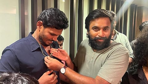 ‘அயோத்தி’ பட இயக்குநருக்கு தங்க செயின் பரிசளித்த நடிகர் சசிகுமார்