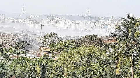 திருவண்ணாமலை நகராட்சி குப்பை கிடங்கில் இருந்து 10-வது நாளாக வெளியேறும் நச்சுப்புகை. படம்: இரா.தினேஷ்குமார்.