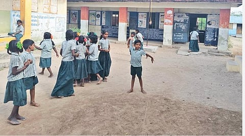 எண்ணாயிரம் தொடக்கப் பள்ளியில் ஆசிரியரை எதிர்நோக்கி காத்திருக்கும் மாணவர்கள்.