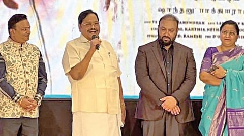துபாயில் நடந்த ‘இராவண கோட்டம்’ இசை வெளியீட்டு விழாவில் அமைச்சர் துரைமுருகன் பேசினார். உடன், தயாரிப்பாளர் கண்ணன் ரவி, ஐசரி கணேஷ், சுபாஸ்கரன், எம்.பி.க்கள் கனிமொழி சோமு, கலாநிதி ஆகியோர்.