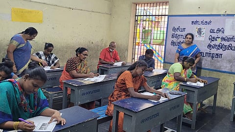 தேர்வு எழுதும் தேர்வர்கள்
