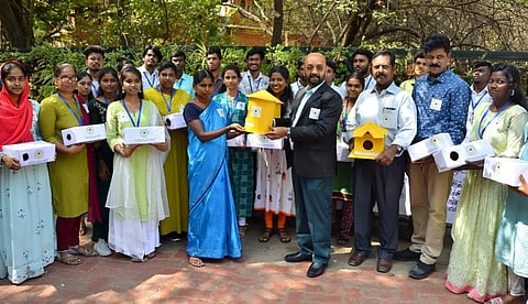 சிட்டுக்குருவிகளுக்கான கூடு தயாரித்த மாணவ, மாணவியர்களுடன் மதுரை அமெரிக்கன் கல்லூரி முதல்வர், பேராசிரியர்கள்.