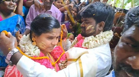 உயிரிழந்த தந்தை உடல் முன் திருமணம் செய்துகொண்ட மகன் - கள்ளக்குறிச்சி அருகே உருக்கம்