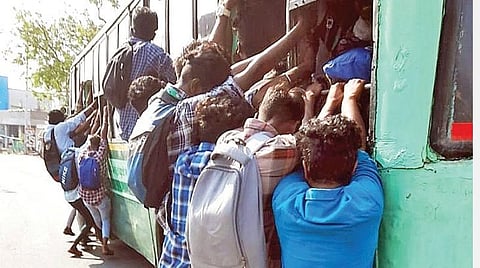 வாலாஜா-முசிறி வரை நேற்று இயக்கப்பட்ட அரசு பேருந்தில் ஆபத்தை உணராமல், தொங்கியபடி பயணம் செய்த கல்லூரி மாணவர்கள்.