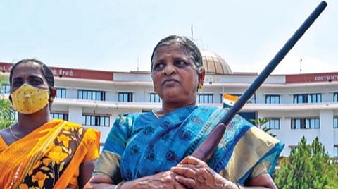 சேலம் ஆட்சியர் அலுவலகத்தில் ஒப்படைப்பதற்காக நாட்டுத் துப்பாக்கியை கொண்டு வந்த பெண்கள்.