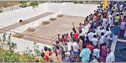 அத்திக்கடவு - அவிநாசி நிலத்தடி நீர் செறிவூட்டு்ம் திட்டத்தில், கோவை மாவட்டம் அன்னூரில் உள்ள நீரேற்று நிலையத்துக்கு தண்ணீர் வந்தபோது, அதை மலர்தூவி வரவேற்ற விவசாயிகள், பொதுமக்கள்.