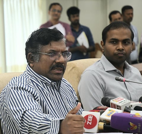 தமிழக பட்ஜெட் தொடர்பாக, சென்னை தலைமை செயலகத்தில் உள்ள நாமக்கல் கவிஞர் மாளிகையில் செய்தியாளர்களைச் சந்தித்த நிதித் துறை செயலாளர் ந.முருகானந்தம்.படம்: ம.பிரபு