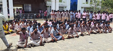 கோவில்பட்டியில் அரசுக் கல்லூரியில் வகுப்புகளை புறக்கணித்து மாணவர்கள் திடீர் போராட்டம்