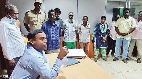 புதுச்சேரி நகராட்சி அலுவலகத்தில் திடீர் ஆய்வு செய்து தாமதமாக வந்தோர் விவரங்களை கேட்டறியும் ஆட்சியர் மணிகண்டன். படம்: செ. ஞானபிரகாஷ்