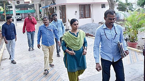 வேலூர் மாவட்ட ஊரக வளர்ச்சி முகமை திட்ட இயக்குநர் ஆர்த்தியின் வீட்டில் சோதனை நடத்திவிட்டு வெளியேறும் லஞ்ச ஒழிப்புப் பிரிவு ஆய்வாளர் மைதிலி மற்றும் குழுவினர். | படம் : வி.எம்.மணிநாதன் |