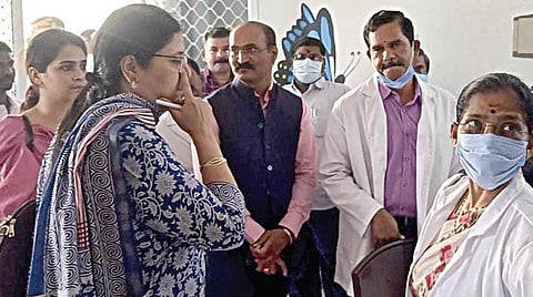 முண்டியம்பாக்கம் அரசு மருத்துவக் கல்லூரி மருத்துவமைனயில் சிகிச்சை பெறும் அன்புஜோதி ஆசிரமவாசிகளிடம் விசாரைணை மேற்கொண்ட தேசிய மனித உரிமைகள் ஆணையக் குழுவினர்.