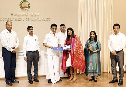 ஆஸ்கர் விருது பெற்ற ‘தி எலிஃபன்ட் விஸ்பரர்ஸ்’ ஆவணப் பட இயக்குநர் கார்த்திகி கான்சால்வ்ஸுக்குரூ.1 கோடிக்கான காசோலையை முதல்வர் ஸ்டாலின் வழங்கினார். உடன் வனத் துறை அமைச்சர் மதிவேந்தன், துறை செயலர் சுப்ரியா சாஹு.