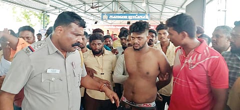 தி.மலை அண்ணாமலையார் கோயிலில் கத்தியுடன் நுழைந்து கலாட்டா செய்த இளைஞரை பிடித்து செல்லும் காவல் துறையினர்.