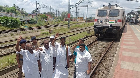 கும்பகோணத்தில் ரயில் மறியலில் ஈடுபட்ட காங்கிரஸ் கட்சியினர்.